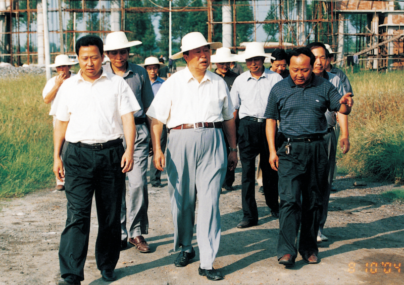 2004年8月10日，省政協(xié)主席王生鐵在市委書(shū)記劉雪榮的陪同下視察聚丙烯工程建設(shè)