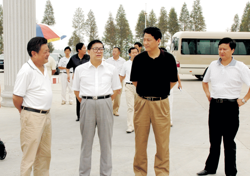  2006年9月1日，湖北省委常委、統(tǒng)戰(zhàn)部部長蘇曉云蒞臨我公司考察，張嗣義書記陪同