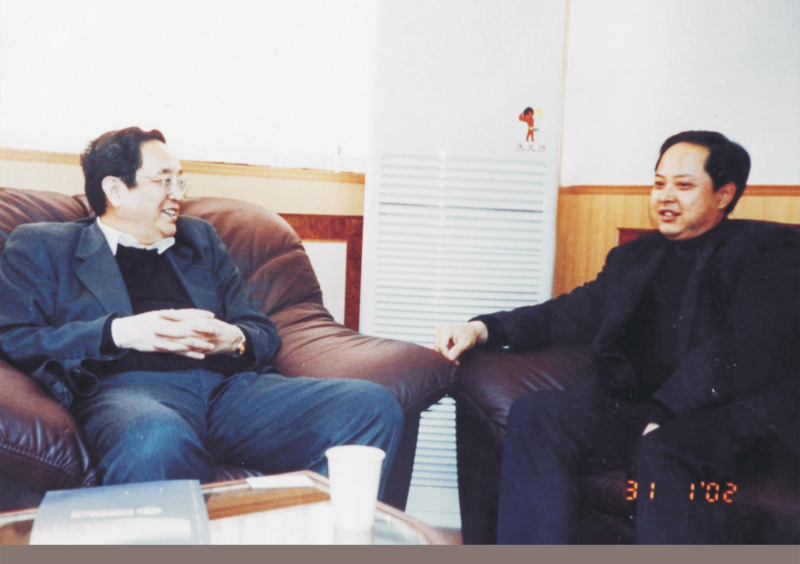 2002年1月31日，中央政治局委員、湖北省委書(shū)記俞正聲在省委辦公室親切接見(jiàn)舒心先生 