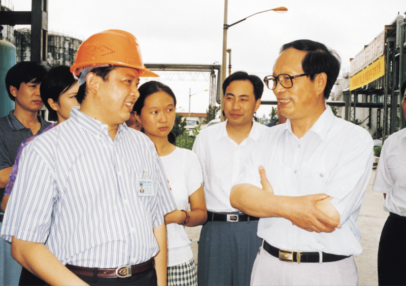 1998年8月1日，湖北省委書(shū)記賈志杰在舒心先生的陪同下，對(duì)我公司進(jìn)行了視察